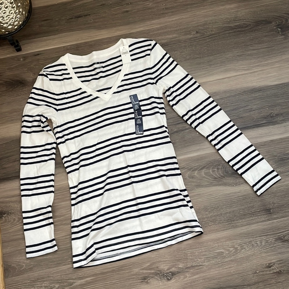 Gap V-neck Long Sleeve Shirt